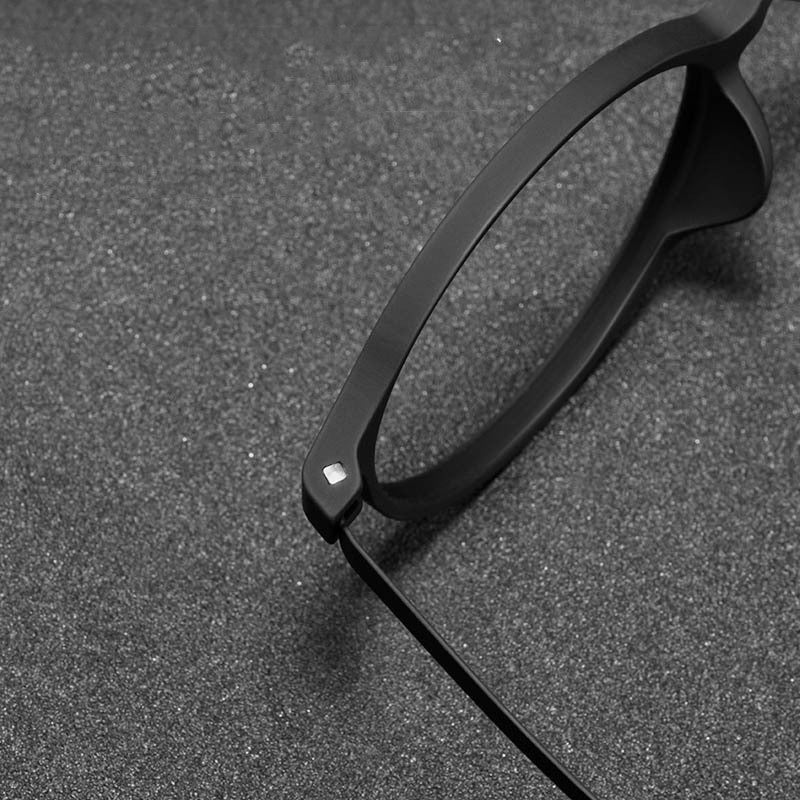 Men's And Women's Fashion Round Titanium Eyeglass Frames